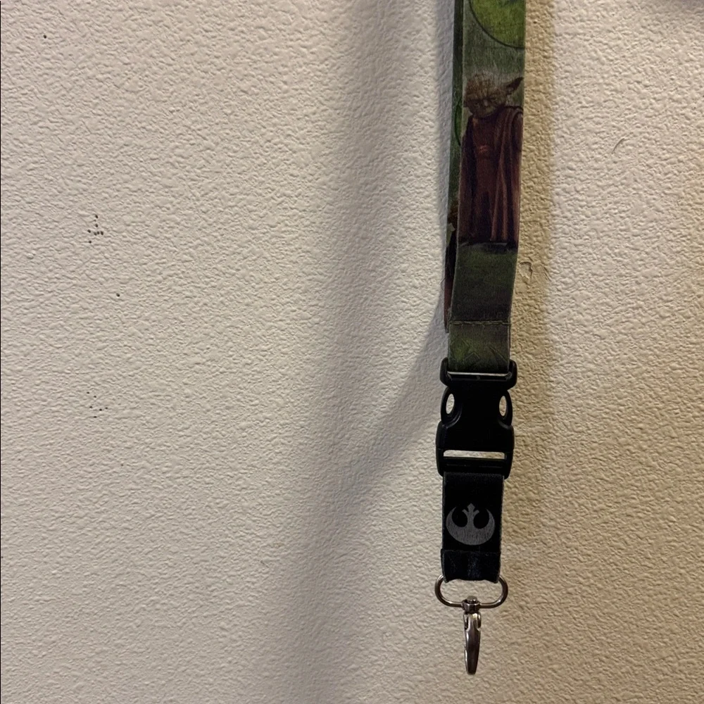 Vintage Star Wars Yoda lanyard. Great used condition. Squeeze clip separator.